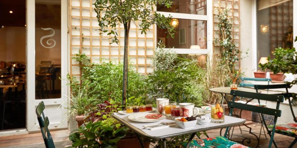 courtyard-breakfast-tables-hotel-de-sevres-paris-city-breaks-2023
