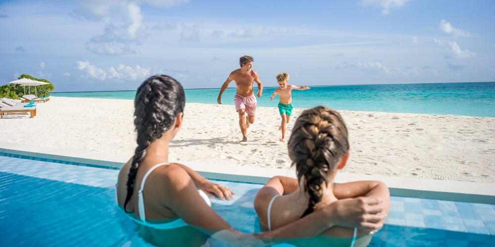 family-maldives-holiday-beach-pool-intercontinental-maamunagau-resort