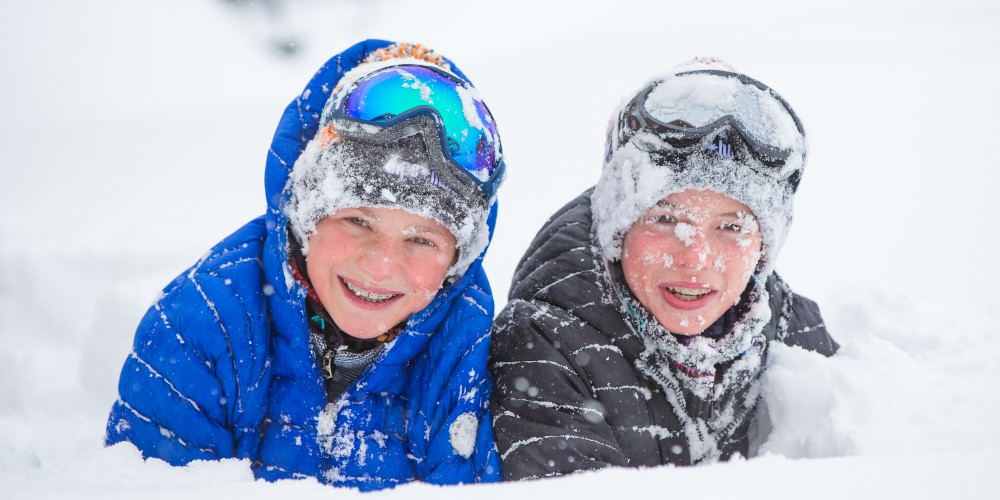 kids-playing-snow-alpe-d-huez-peak-retreats-credit-laurent-salino