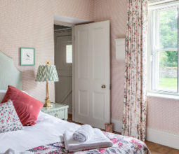 the-garden-glory-holiday-cottage-bedroom