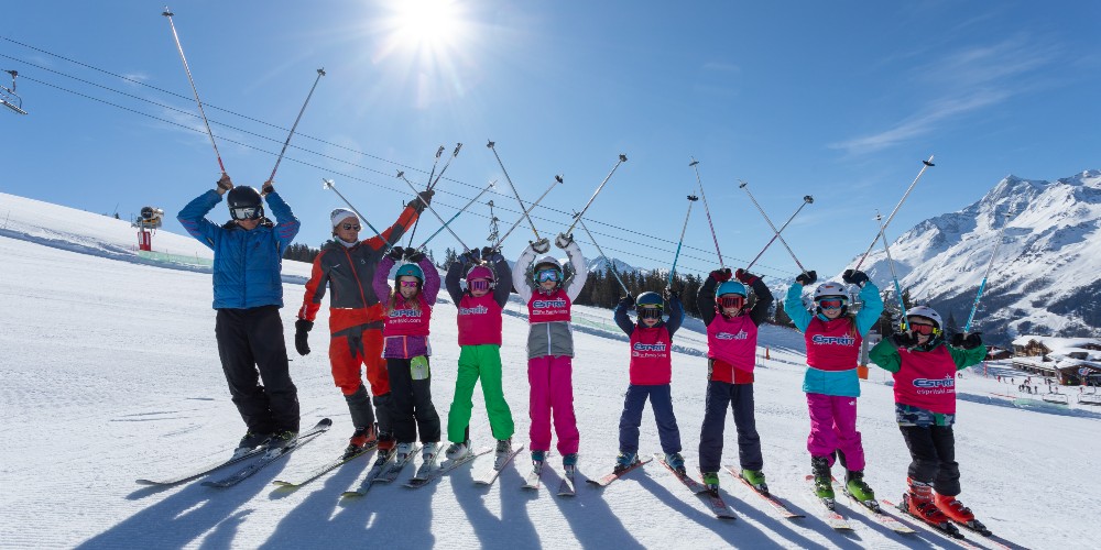line-up-of-young-skiers-on-piste-esprit-ski-holidays-for-families