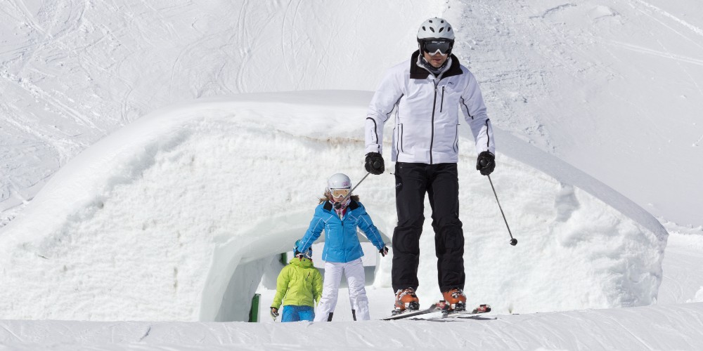 verbier-skiing-father-daughter-snow-park-la-tzoumaz-switzerland