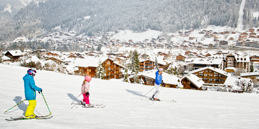 family-skiers-ski-morzine-france-image-credit-sylvain-cochard