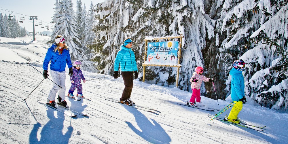 family-skiing-trail-morzine-france-image-credit-sylvain-cochard