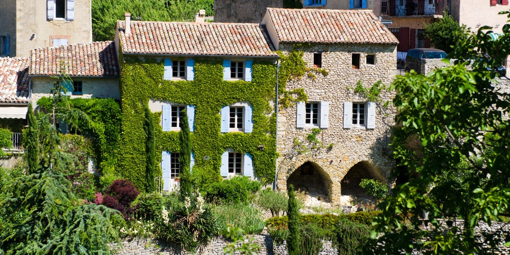 ivy-covered-houses-aurel-provence-south-of-france