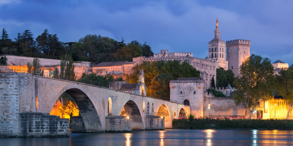 palais-des-papes-avignon-night-holidays-in-the-south-of-france