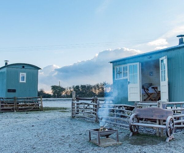 romney-marsh-huts-winter-morning-frosty-fields-kent-england