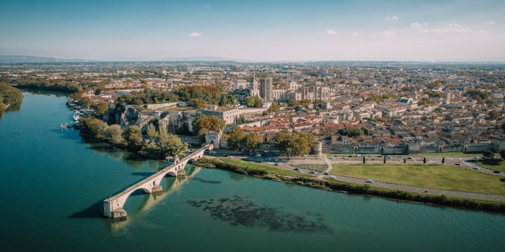 view-of-avignon-and-river-rhone-holidays-in-the-south-of-france