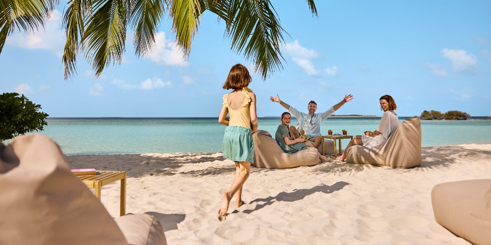 family-beach-robinson-noonu-maldives