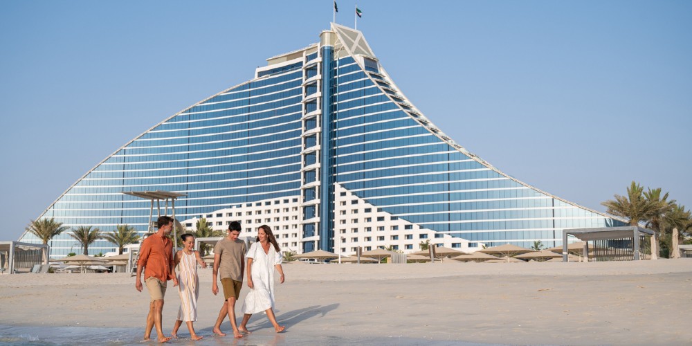 jumeirah-beach-hotel-exterior-couples-on-beach-dubai