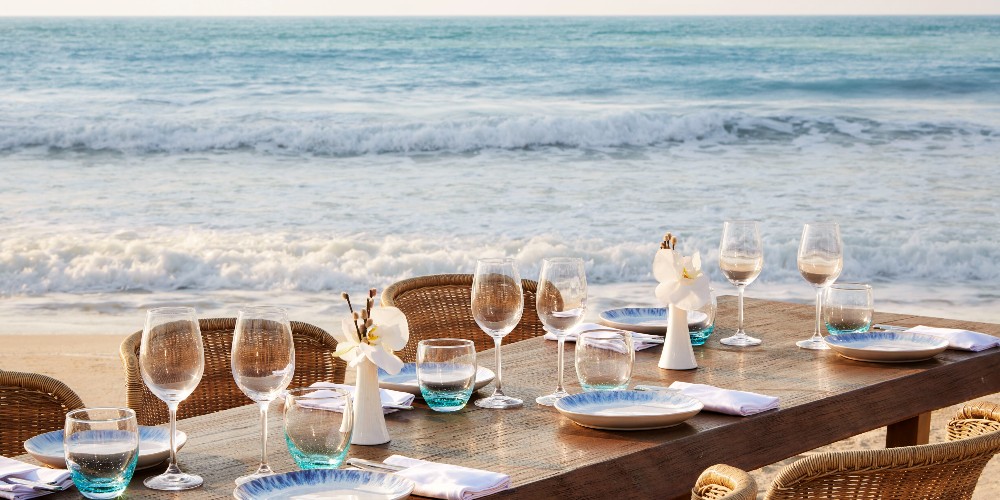 nuska-beach-dining-table-by-sea-jumeirah-beach-hotel-dubai