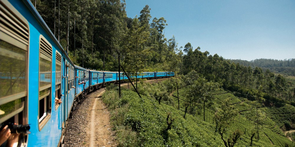 train-sri-lanka-hill-country-experience-travel-family-adventure-holiday