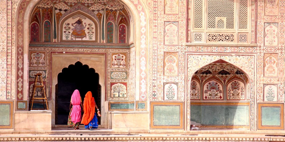 women-at-ancient-palace-jaipur-rajasthan-india-experience-travel-group