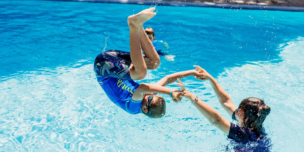 kids-playing-in-swimming-pool-pine-cliffs-resort-algarve