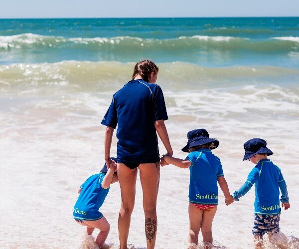 scott-dunn-child-carer-with-toddlers-in-the-sea