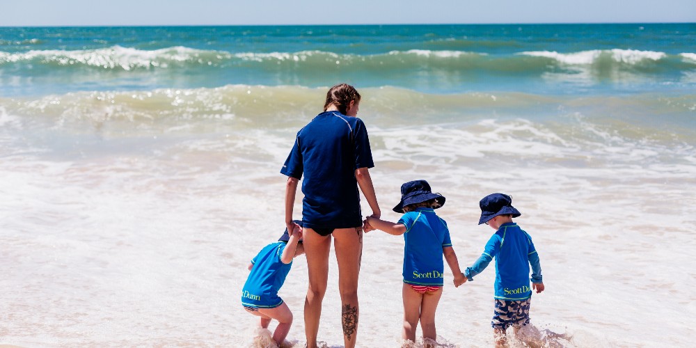 scott-dunn-child-carer-with-toddlers-in-the-sea