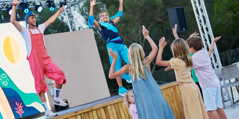 stage-show-with-kids-audience-iberostar-family-resorts