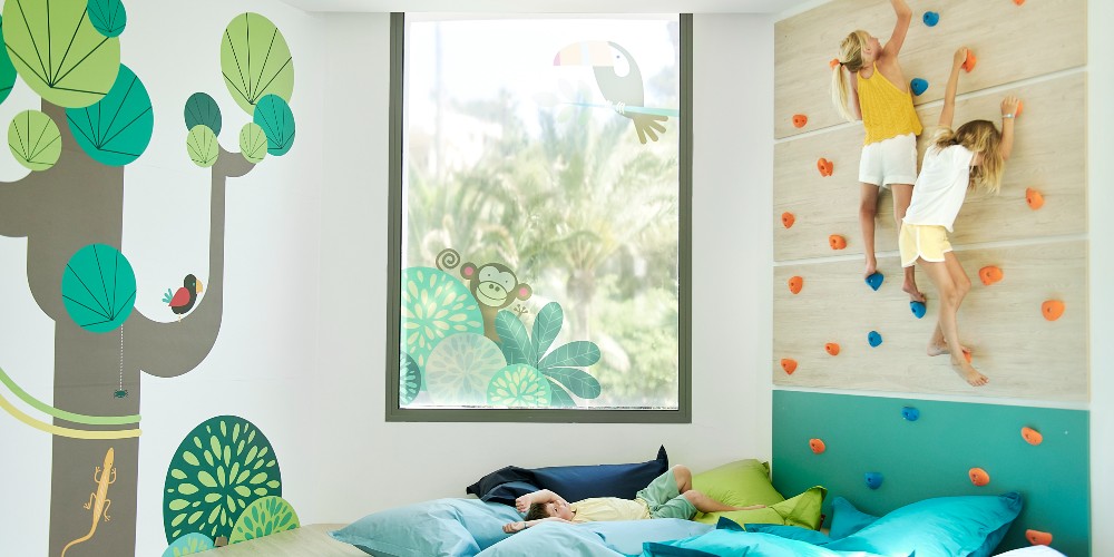 star-camp-playroom-with-climbing-wall-and-beanbags
