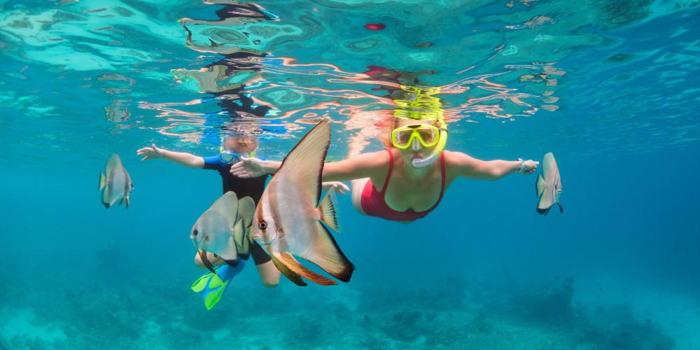 kuoni-holiday-inspiration-mother-and-child-snorkelling-indian-ocean