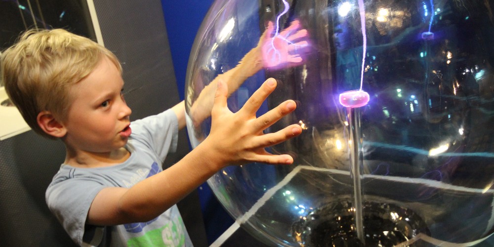 boy-experimenting-with-electricity-south-florida-science-center-and-aquarium