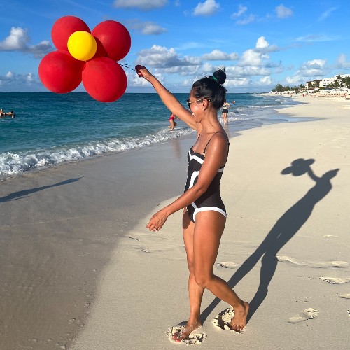 debbie-le-grainger-with-balloons-grace-bay-beach-turks-and-caicos