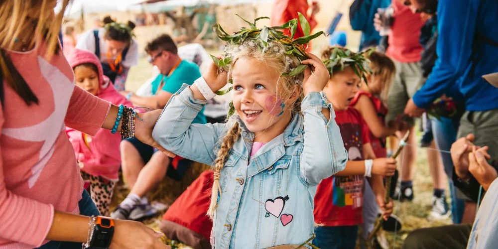little-girl-in-floral-crown-big-feastival-2023