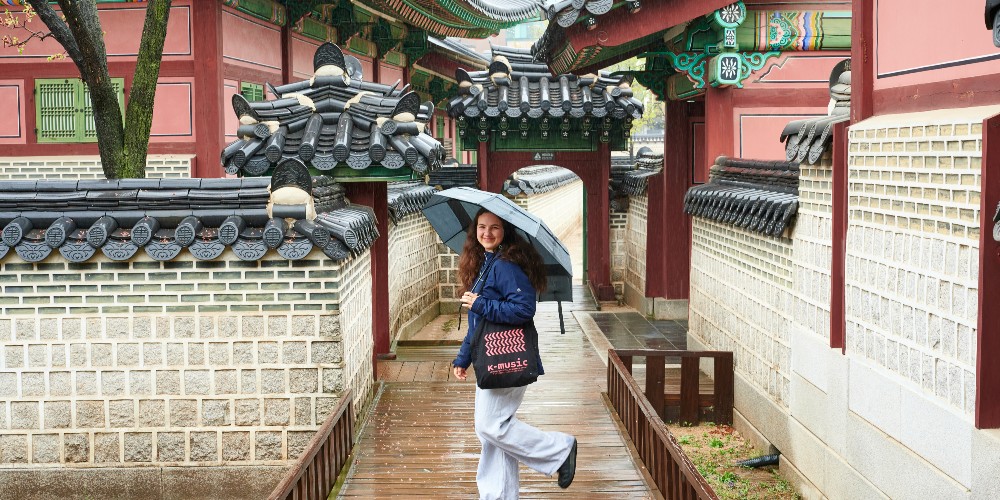 changdeokgung-palace-girl-with-umbrella