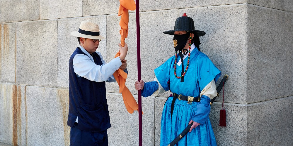 changing-guards-gyongbokgung-palace-seoul