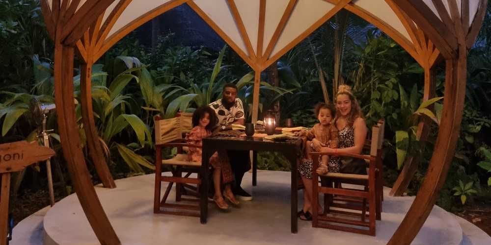 family-dinner-indian-ocean-resort-restaurant