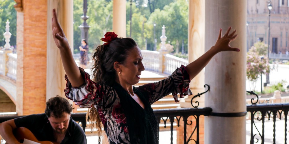 flamenco-dancer-guitarist-plaza-de-espana-seville-city-break