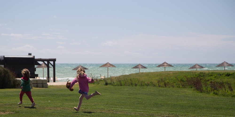 running-to-the-beach-verdura-resort-sicily