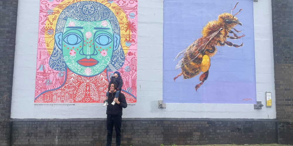 street-art-child-on-fathers-shoulders-city-united-kingdom