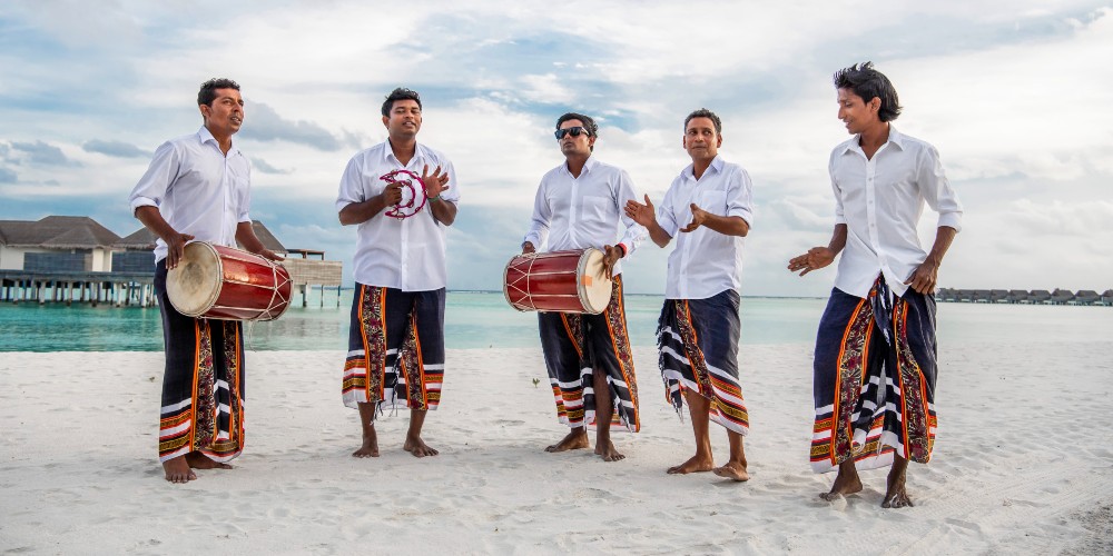 traditional-maldivian-musicians-beach-niyama-private-islands