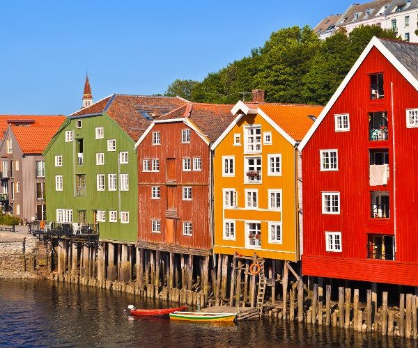 colourful-waterfront-houses-bergen-norway