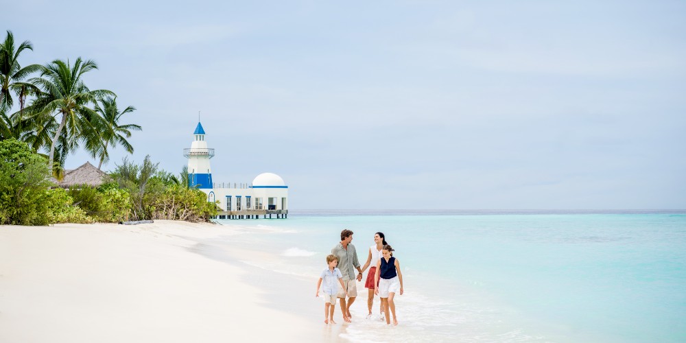 indian-ocean-beach-family-intercontinental-maldives