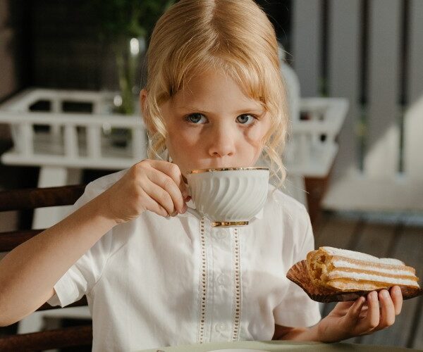 little-girl-eating-cake-london-restaurants