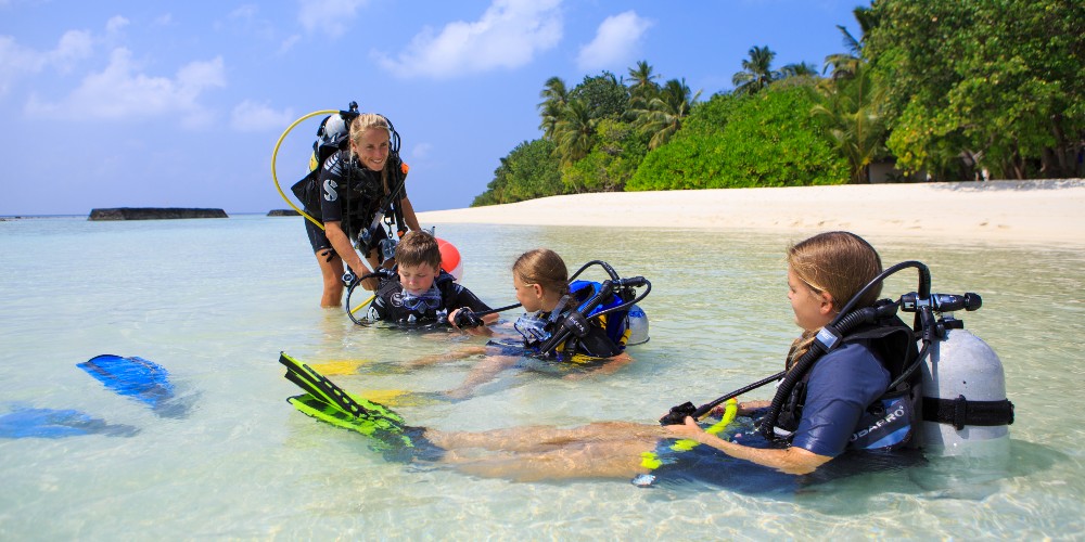 kids-learning-to-dive-with-bubblemakers-kuramathi-resort-maldives