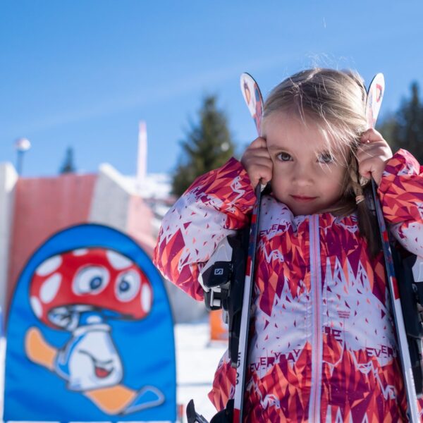little-girl-with-skis-les-arcs-kindergarten
