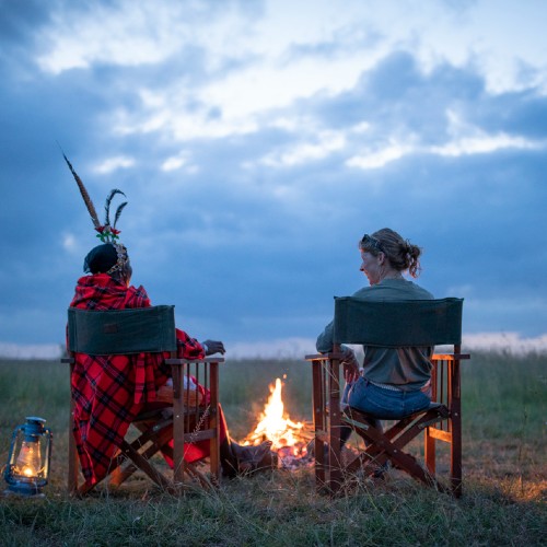 masai-mara-local-guide-visitor-campfire