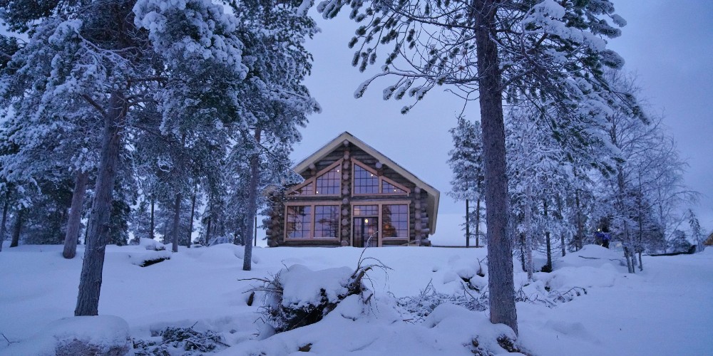 cabin-snowy-woods-finnish-lapland-datingjungle