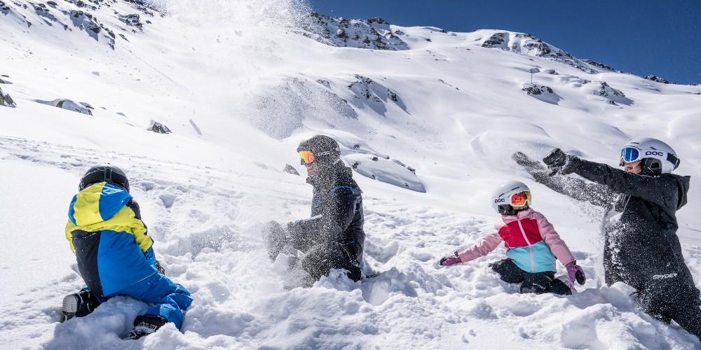 family-playing-in-snow-ischgl-austria
