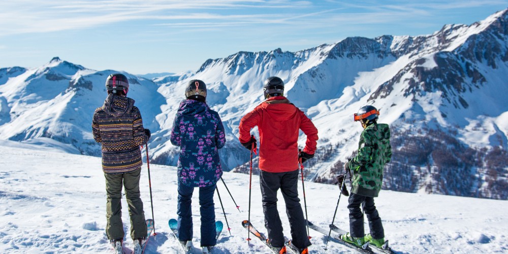 family-skiing-auron-southern-alps