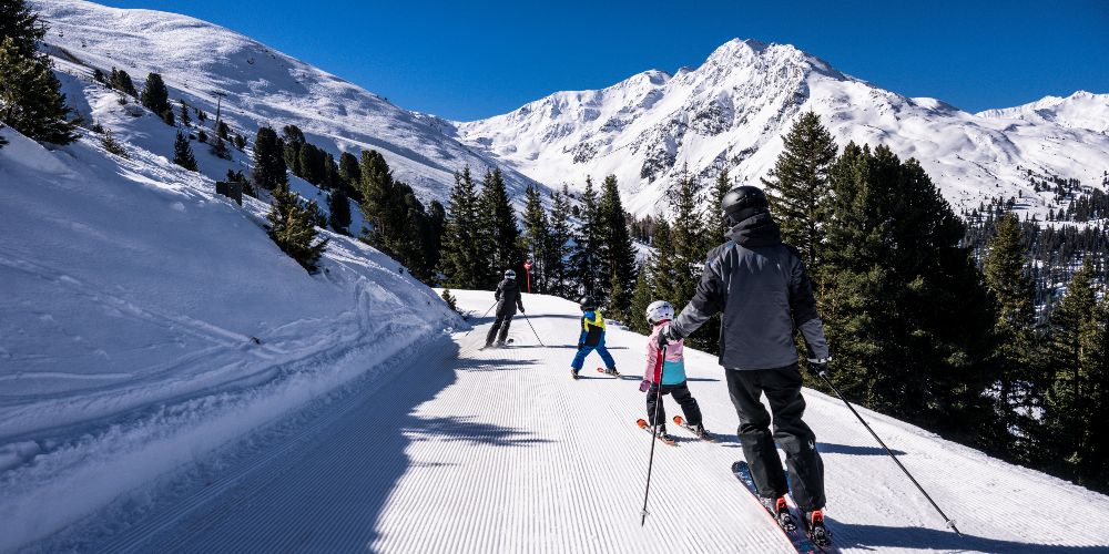 family-skiing-ischgl