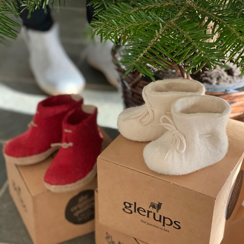 glerups-baby-boots-under-christmas-tree