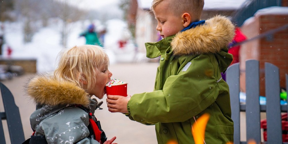 kids-enjoying-hot-chocolate-denver-ski-resort