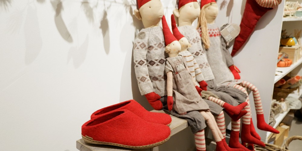red-slippers-christmas-elf-dolls
