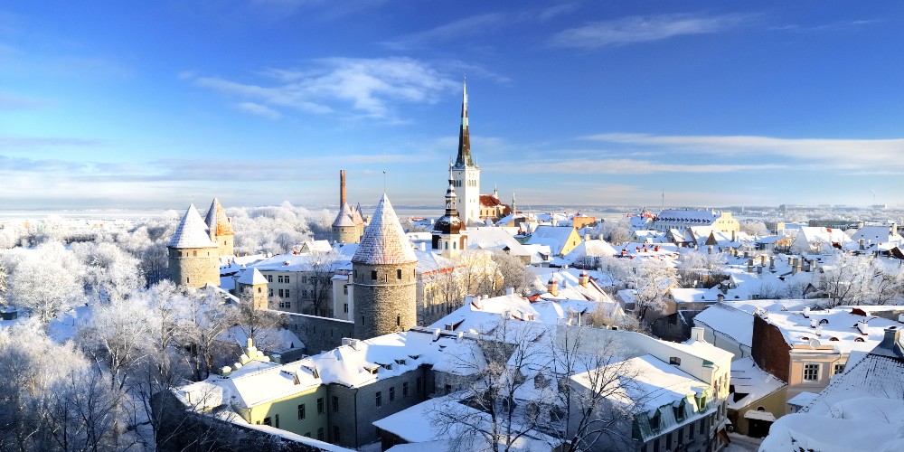 tallinn-old-town-snow-covered-rooftops-city-break-in-europe