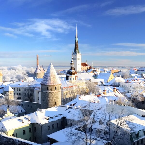 tallinn-snowy-rooftops-city-break-in-europe