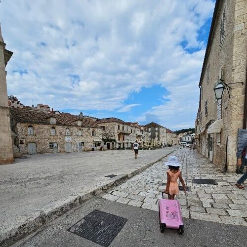 child-with-suitcase-dubrovnik