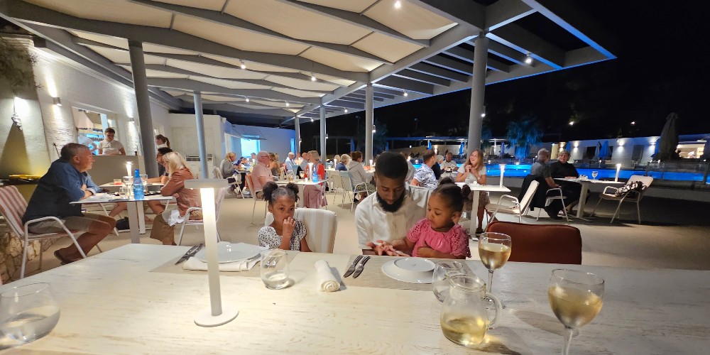family-dinner-marpunta-resort-greece